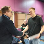 Jari Murto kätteli Eetu Jokelaa.
Kuva Heidi Vierimaa.