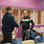 Jari Murto kätteli Ismo Takkusta.
Kuva Heidi Vierimaa.