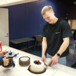 Eetu Jokela otti hymyssä suin ensimmäisen palan mitalikakustaan.
Kuva Heidi Vierimaa.